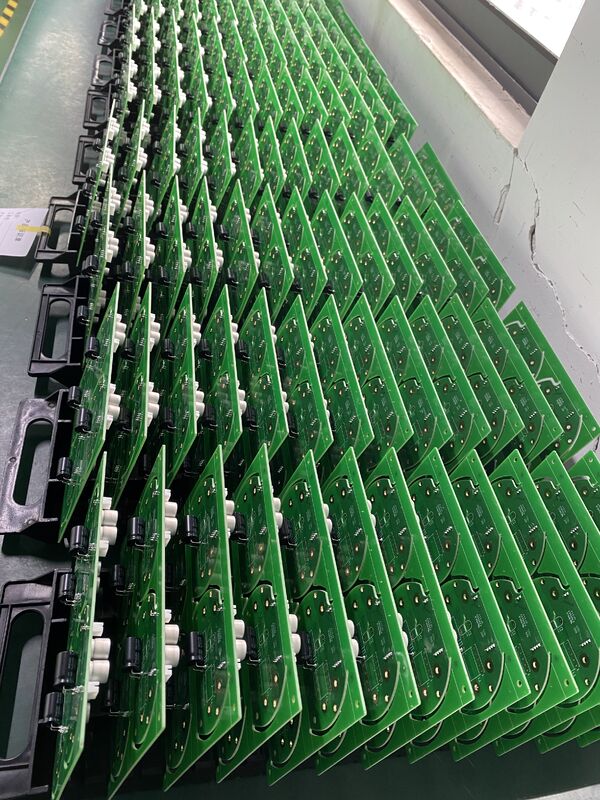 Spazio a sfera min 0.3mm Passaggio inferiore a 0.5mm Processo di produzione di PCB industriali Max PCB Dimensione 600 x 1200mm Ottimizzato per layout PCB complessi