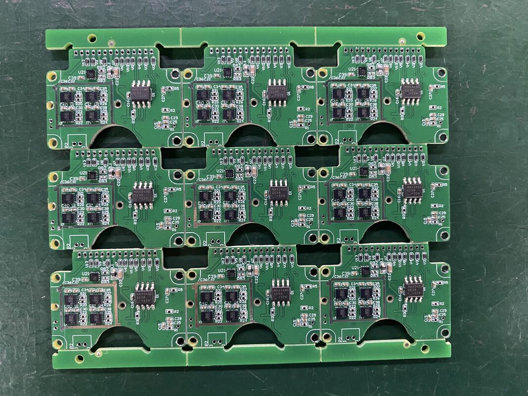 Spazio a sfera min 0.3mm Passaggio inferiore a 0.5mm Processo di produzione di PCB industriali Max PCB Dimensione 600 x 1200mm Ottimizzato per layout PCB complessi