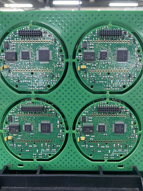 Spazio a sfera min 0.3mm Passaggio inferiore a 0.5mm Processo di produzione di PCB industriali Max PCB Dimensione 600 x 1200mm Ottimizzato per layout PCB complessi